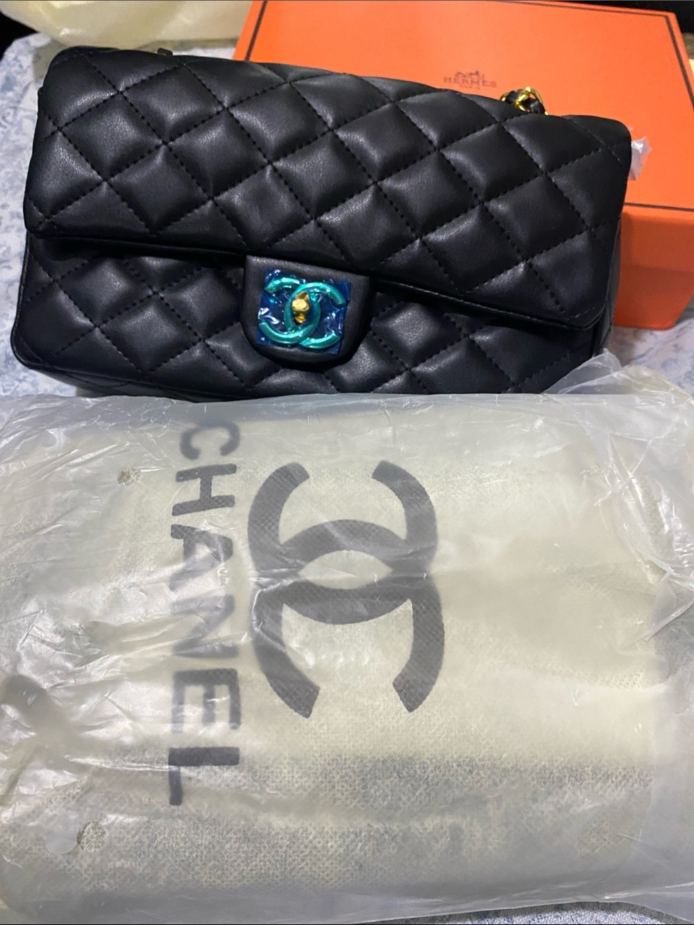 CHANEL Black Quilted Shoulder Bag with Gold Chain and Iridescent CC Turnlock - Picture 5 of 9